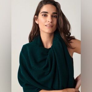 White + Warren Cashmere Travel Wrap in Dark Ivy.